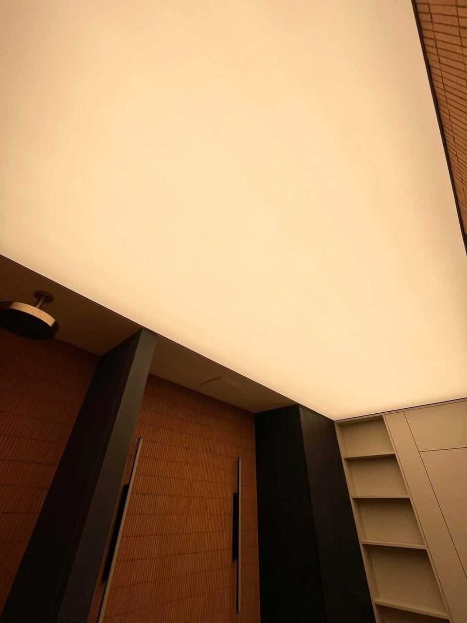 Kā izvēlēties stiepto griestu krāsu